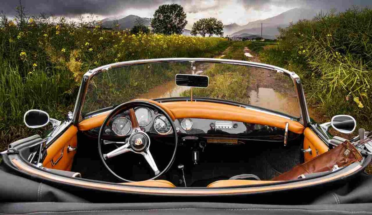 Mani libere e occhi chiusi: Stellantis lancia STLA AutoDrive - Illustrazione di un'auto senza conducente (Pixabay FOTO) - www.vehicle.it