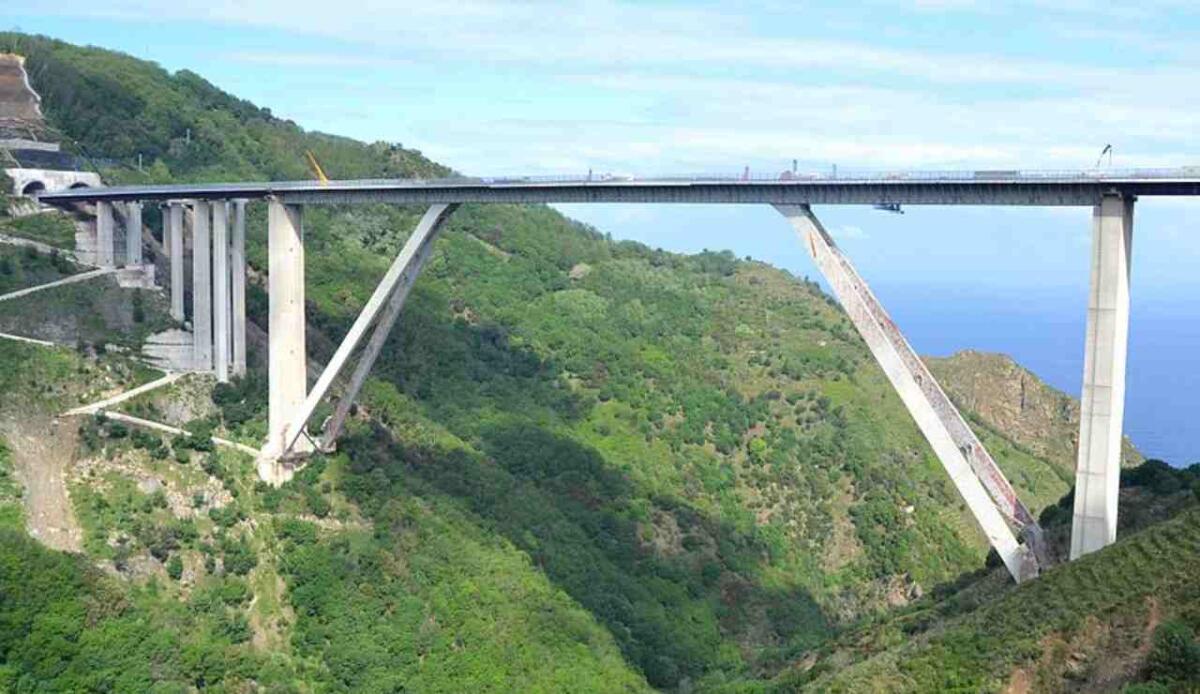 Da simbolo di inefficienza a eccellenza stradale, la Salerno-Reggio Calabria da pochi anni è rinata - Illustrazione del viadotto Sfalassà in provincia di Reggio Calabria (Wikipedia Glabb FOTO) - www.buildingcue.it