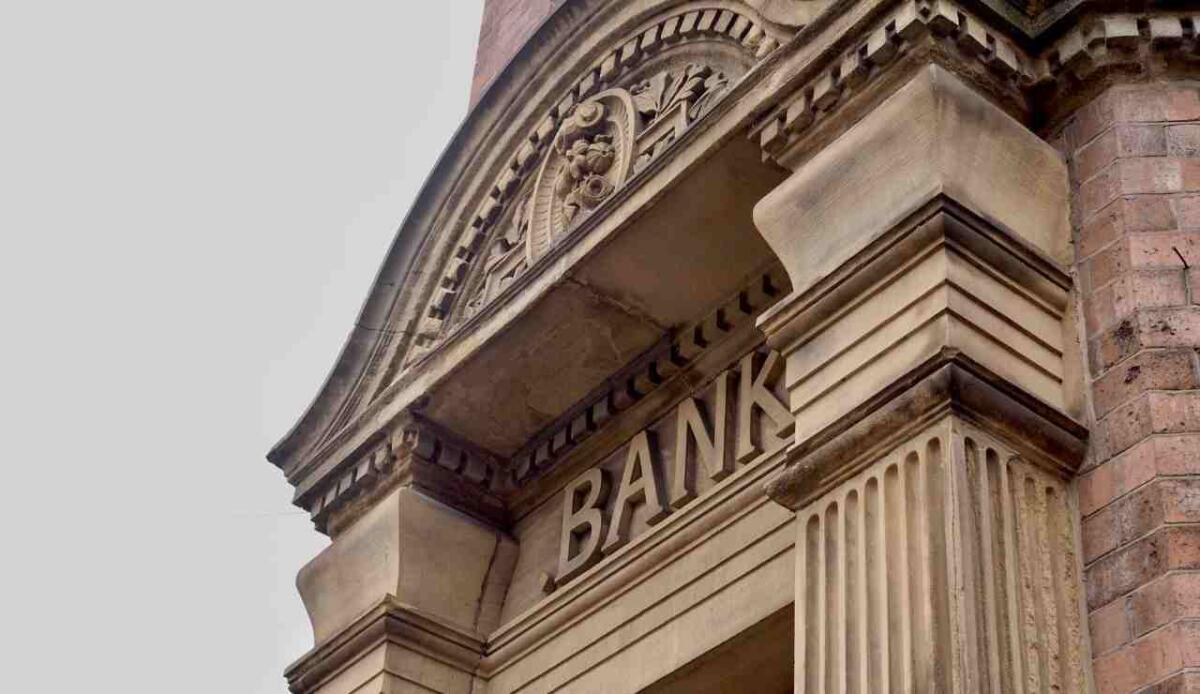 Risiko bancario: il gioco delle fusioni tra le grandi banche - Immagine di una Banca (Canva foto) - www.financecue.it
