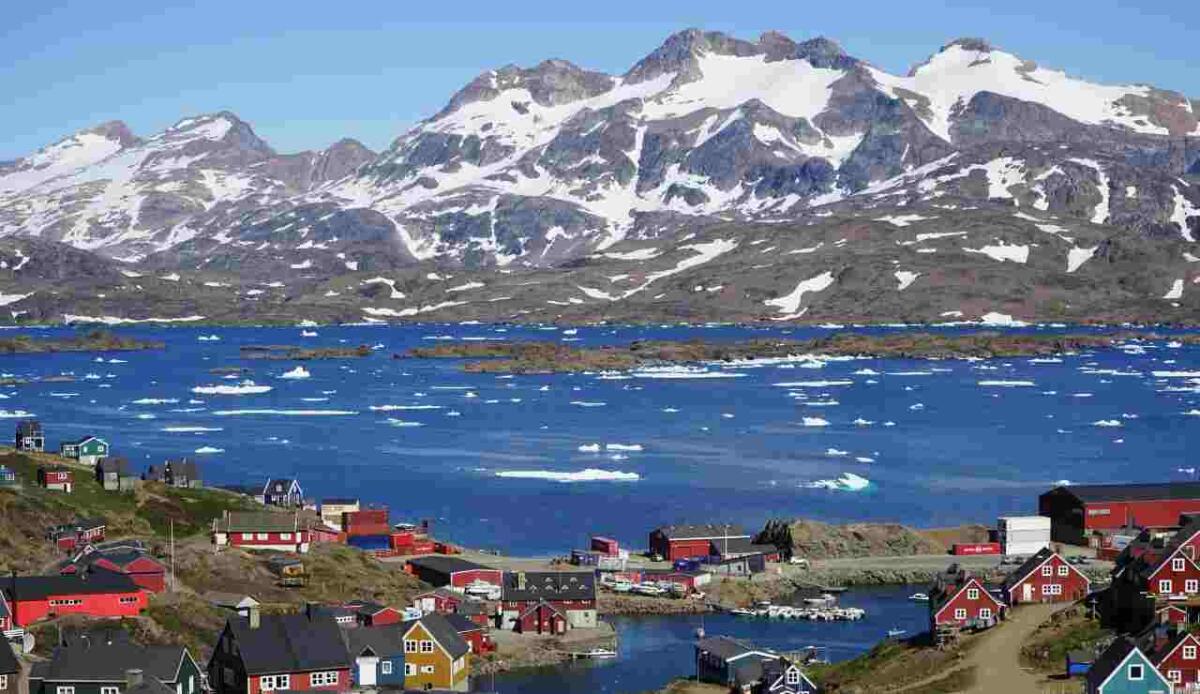Groenlandia, il flusso dei ghiacciai cambia ogni ora a causa del clima e delle maree - Groenlandia senza ghiacci (Canva Foto) - www.energycue.it