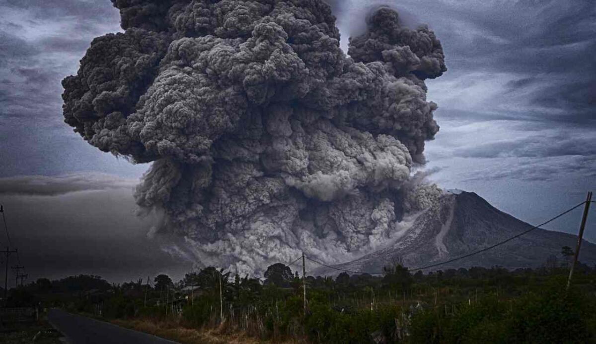 Dalle eruzioni islandesi alle esplosioni pliniane: esistono diverse tipologie di eruzioni vulcaniche - Illustrazione di un'eruzione vulcanica (Pixabay FOTO) - www.sciencecue.it