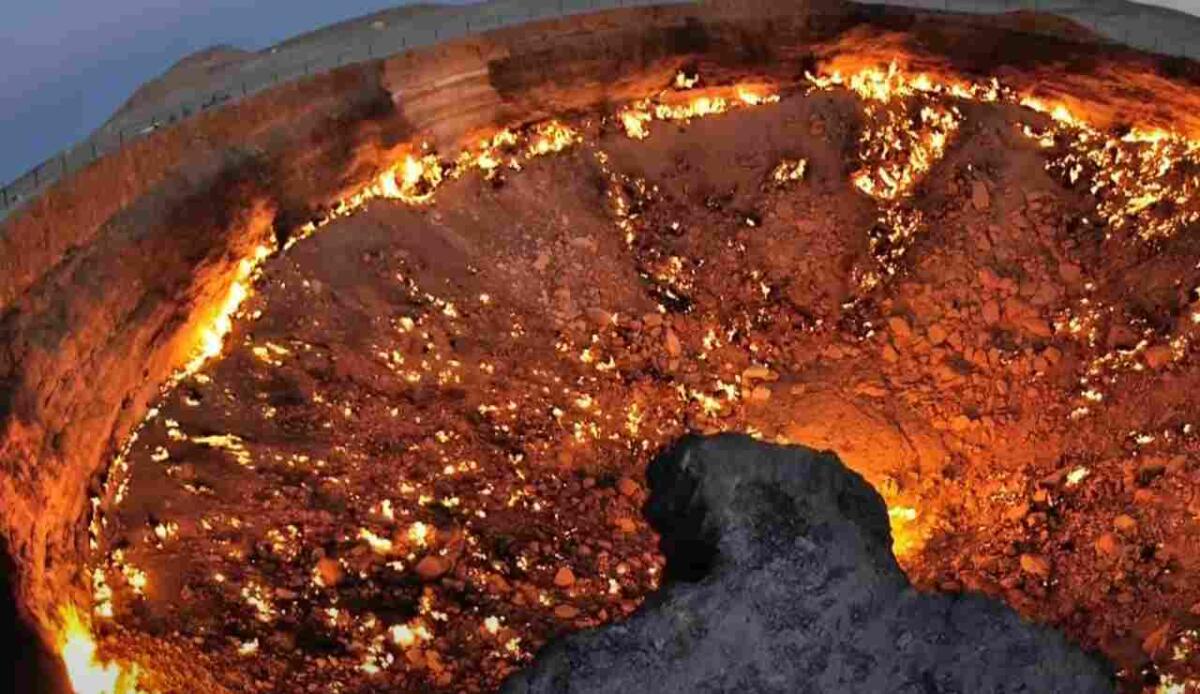 Turkmenistan, la "Porta dell’Inferno" brucia da oltre 50 anni - La Porta dell'inferno dall'alto (Global News - youtube screenshot) - www.energycue.it