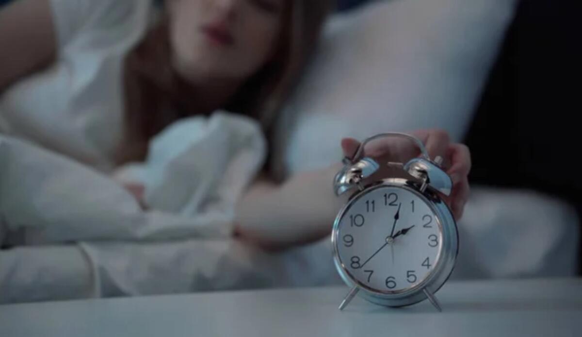 Sonno e lavoro: come gli orari influenzano la produttività e la salute - Donna che si sveglia (Depositphotos foto) - www.biomedicalcue.it