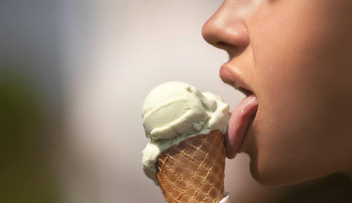 Il cervello "goloso": perché desideriamo dolci anche quando siamo sazi - Illustrazione di una ragazza mentre mangia un gelato (Pixabay FOTO) - www.biomedicalcue.it