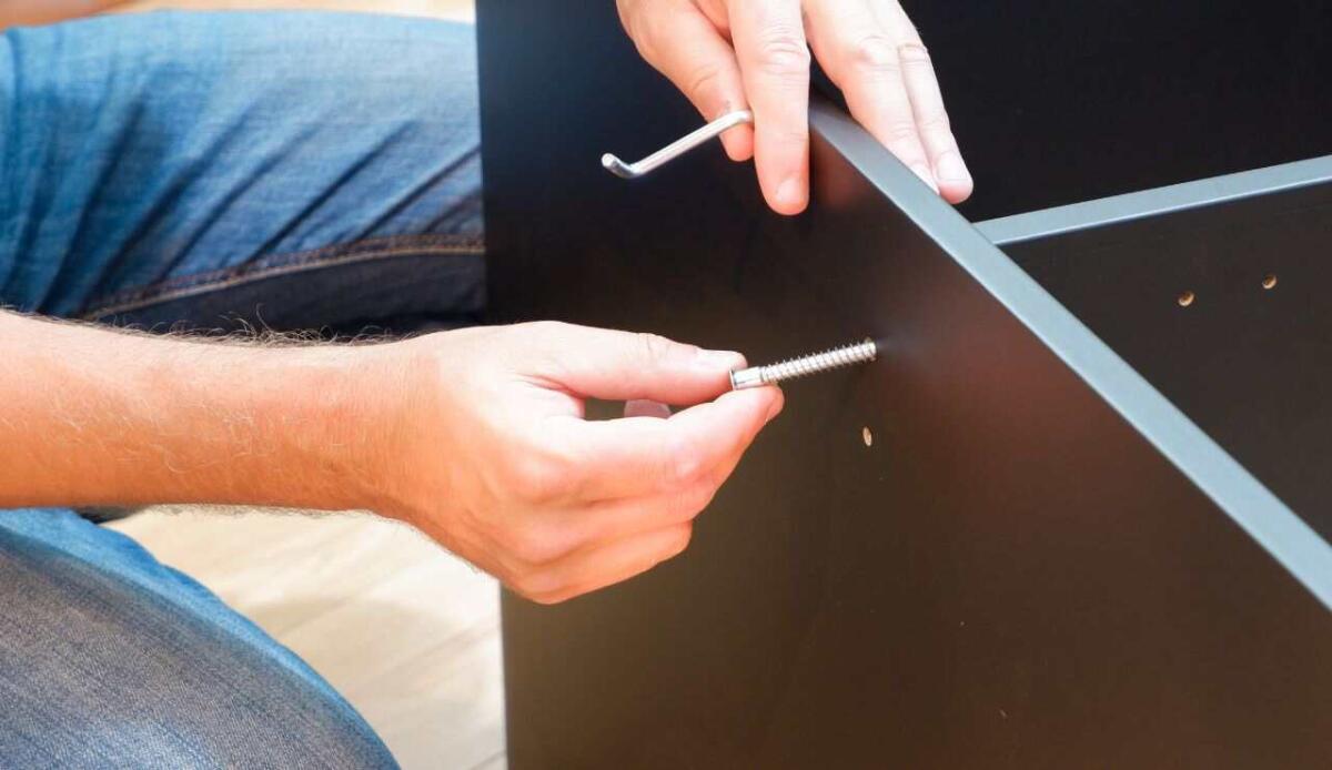 Il "Paradosso Ikea": perché farti lavorare di più ti fa comprare di più (e funziona davvero!) - Uomo che monta un mobile (Canva Foto) - www.managementcue.it