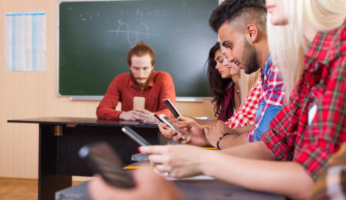Brasile, ora i telefonini a scuola sono banditi: il divieto in vigore da febbraio - Smartphone, ecco la nuova legge del Brasile (DepositPhotos) - www.systemscue.it