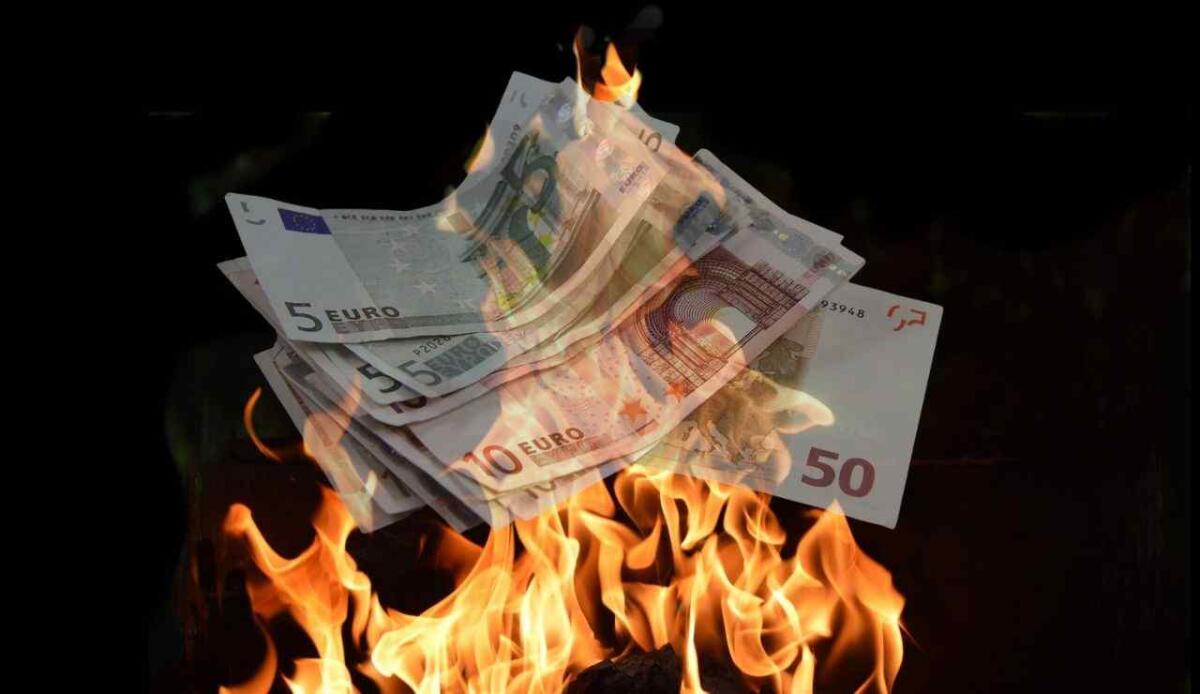 Prezzi del gas ai massimi da due anni: oltre 59 euro al MWh - Soldi in fumo (Canva Foto) - www.energycue.it