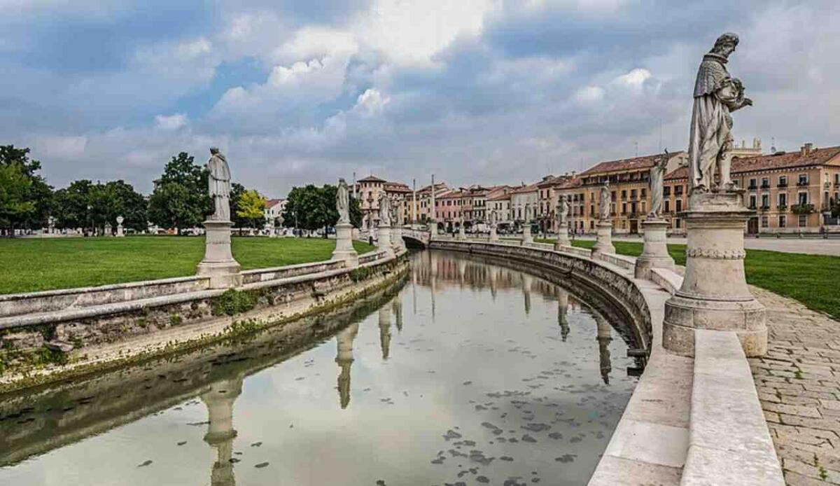 Prato della Valle, a Padova si trova una delle piazze più grandi d'Europa - Illustrazione di Prato della Valle (Wikipedia Didier Descouens FOTO) - www.buildingcue.it