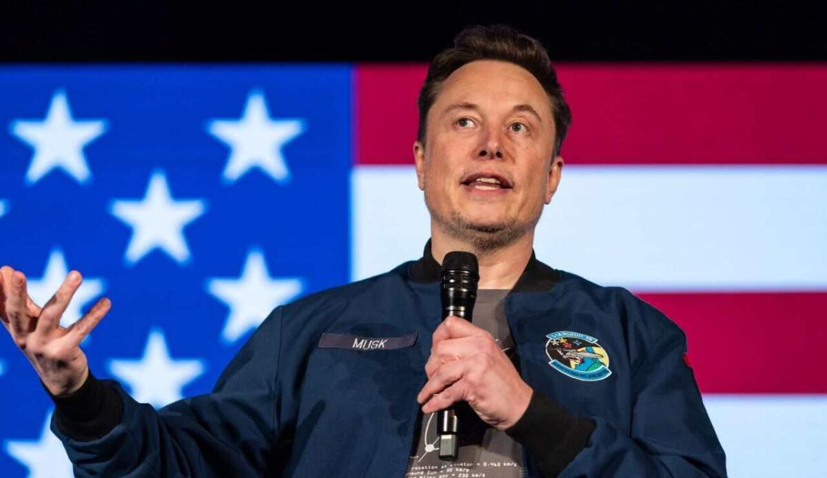 Da Zip2 a Tesla e SpaceX: la scalata miliardaria di Elon Musk - Elon Musk con bandiera americana (screenshot @MarioNawfal/x.com) - www.managementcue.it