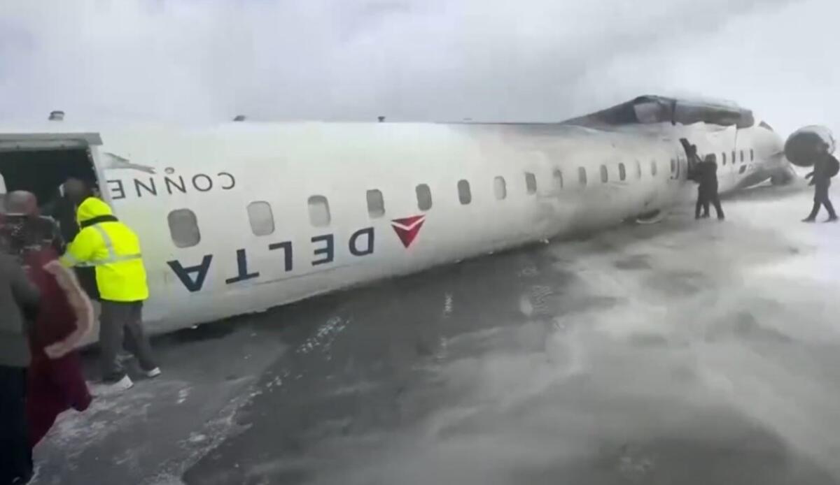 Incidente aereo a Toronto: cosa è successo? - L'aereo capovolto (WFAA - youtube screenshot) - www.aerospacecue.it