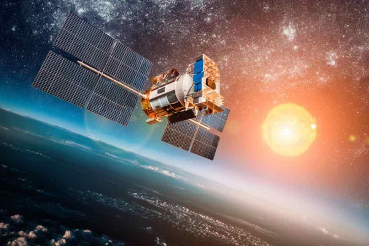 FRB 20240209, un segnale proveniente da una galassia “morta” a 2 miliardi di anni luce - Illustrazione di satellite (Depositphotos FOTO) - www.aerospacecue.it