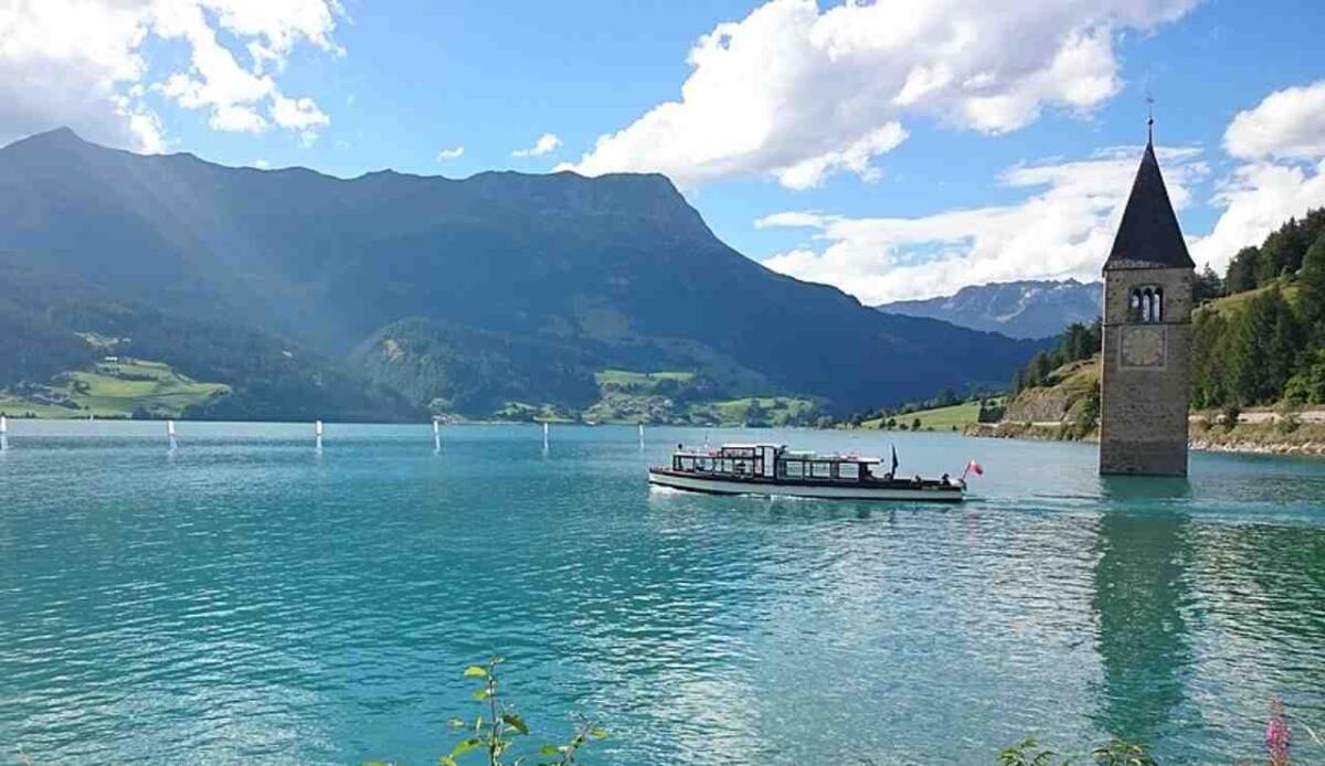 Curon, il paese che è stato inghiottito dall’acqua: la storia dietro il campanile sommerso - Illustrazione del campanile sommerso (Wikipedia Noclador FOTO) - www.buildingcue.it