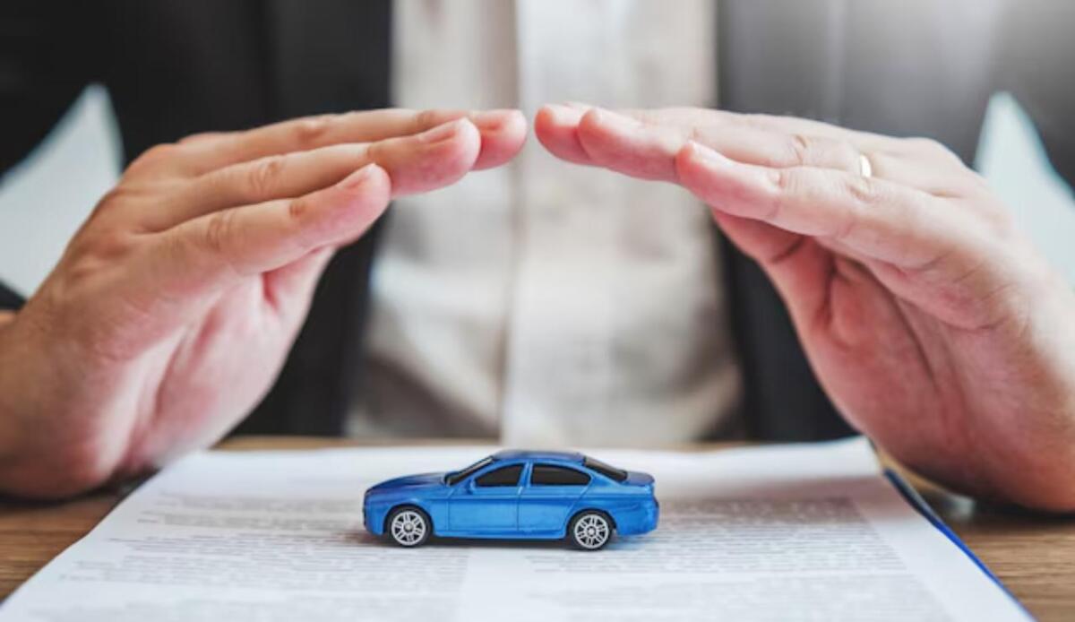 Assicurazioni in calo del 2,8% a gennaio, ma i dazi di Trump potrebbero invertirne la rotta - Illustrazione dell'assicurazione auto (Freepik foto) - www.vehiclecue.it