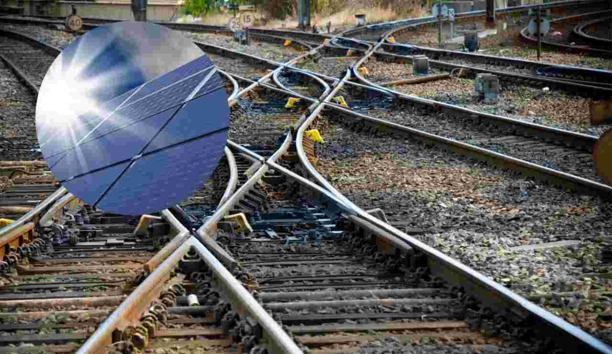"Binari solari": SNCF trasforma le ferrovie dismesse in impianti fotovoltaici - Foto di binari con pannelli fotovoltaici (Canva foto) - www.vehiclecue.it