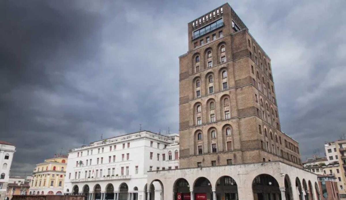 Il Torrione INA di Brescia: è stato il primo grattacielo d’Italia - Il Torrione INA su Piazza della Vittoria (LombardiaBeniCulturali foto) - www.buildingcue.it