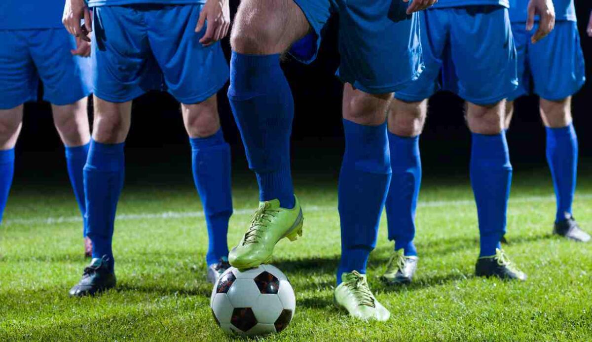 Squadre di calcio quotate in Borsa: opportunità di investimento o rischio? - Il calcio: rischio o garanzia finanziaria? (canva.com) - www.financecue.it
