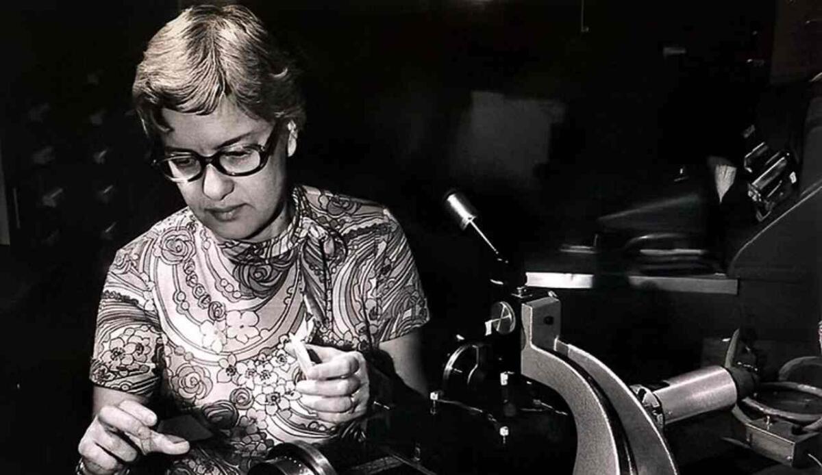 Trump,  modificata la biografia di Vera Rubin per eliminare riferimenti all’inclusione - Vera Rubin mentre misura gli spettri nel 1974 (Wikipedia  NOIRLab/NSF/AURA FOTO) - www.aerospacecue.it