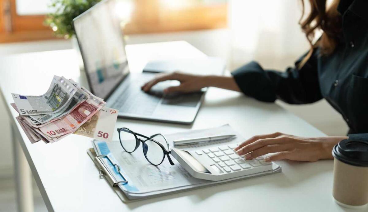 Malattia e invalidità: quando i lavoratori autonomi hanno diritto alle indennità INPS - Autonoma che verifica se ha diritto all'indennità (Canva/Pixabay) - www.managementcue.it