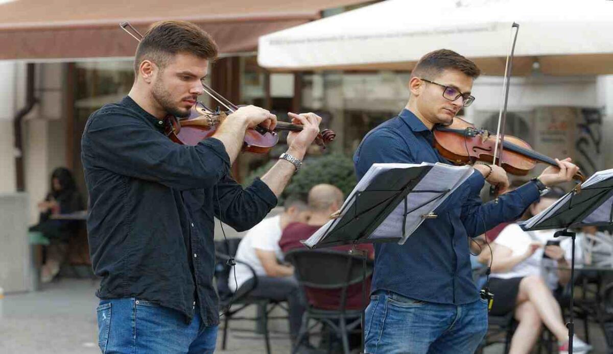 L'Irlanda premia gli artisti: li supporta con un sussidio di 325 euro a settimana - Musicisti di strada (Pixabay Foto) - www.managementcue.it