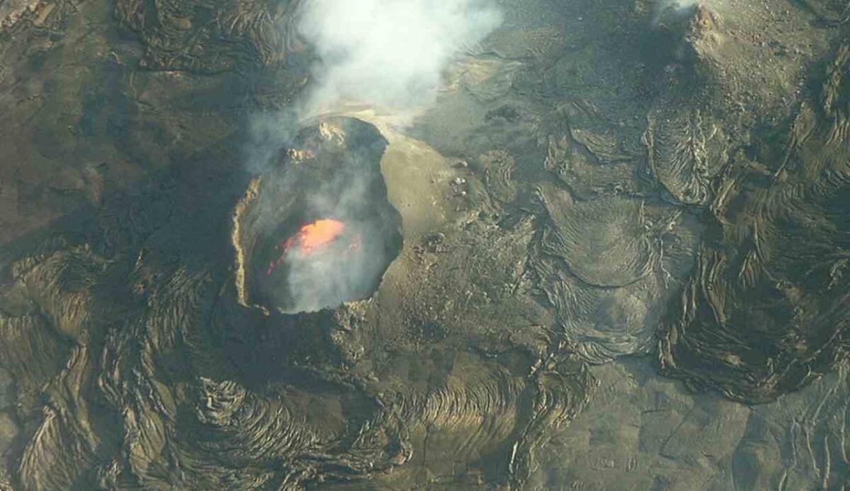 Il terremoto del 1975 ha cambiato il Kīlauea: si è spostato di oltre 10 metri in un secolo - Una vista dall'alto del Kilauea (Wikipedia Sasquatch FOTO) - www.sciencecue.it