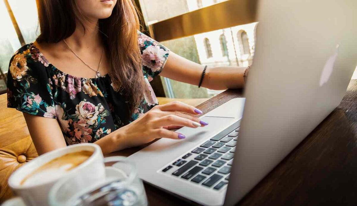 Lavoro senza segreti: perché la Gen Z chiede trasparenza sui salari - Illustrazione di una giovane lavoratrice (Pixabay FOTO) - www.managementcue.it