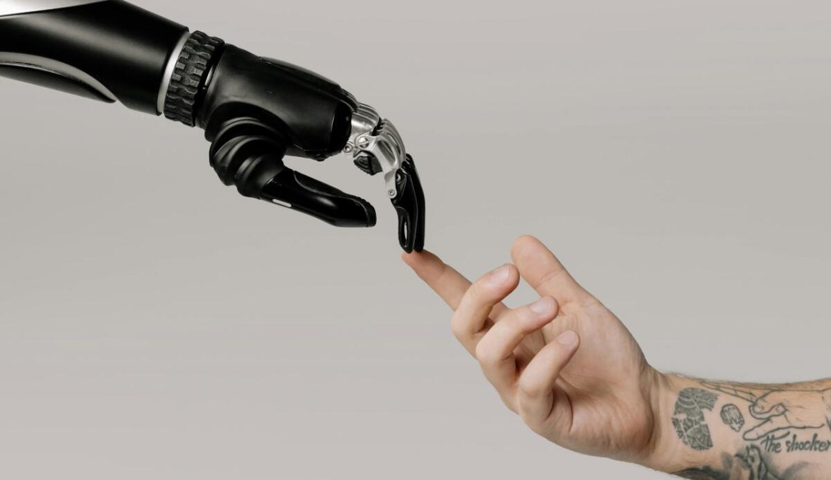 AI e lavoro: 300.000 posti a rischio entro il 2030, ma c’è anche un lato positivo - Illustrazione del contatto tra automazione e uomo (Pexels FOTO) - www.managementcue.it