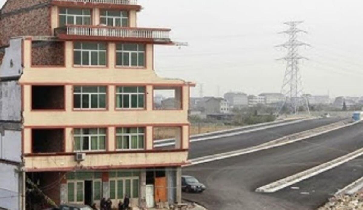 Vive circondato dall’autostrada: ha rifiutato 215mila euro per lasciare la sua casa, ora si pente - L'uomo che vive circondato dall'autostrada in Cina (YouTube Foto) - www.buildingcue.it