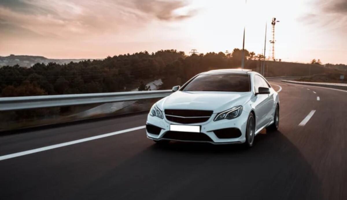 Auto e colori: il bianco resta il preferito dagli automobilisti - Automobile bianca su strada (Depositphotos foto) - www.vehiclecue.it