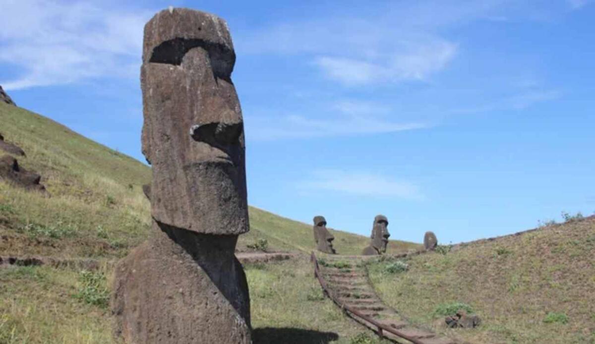Isola di Pasqua, l’unico Moai originale fuori dall’Isola è in Italia - Moai dell'Isola di Pasqua (Depositphotos foto) - www.buildingcue.it