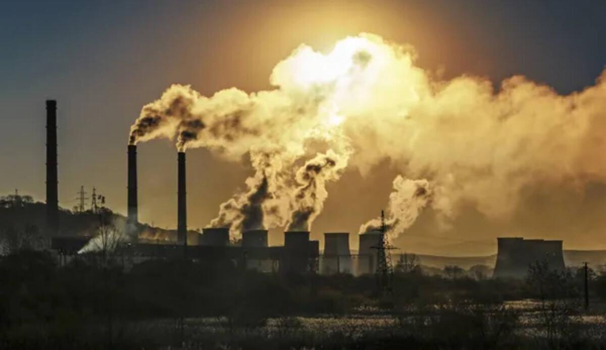 Microbi “spazzini”: il loro ruolo nascosto nella lotta all’inquinamento atmosferico - Illustrazione delle emissioni di alcune fabbriche (Depositphotos FOTO) - www.sciencecue.it