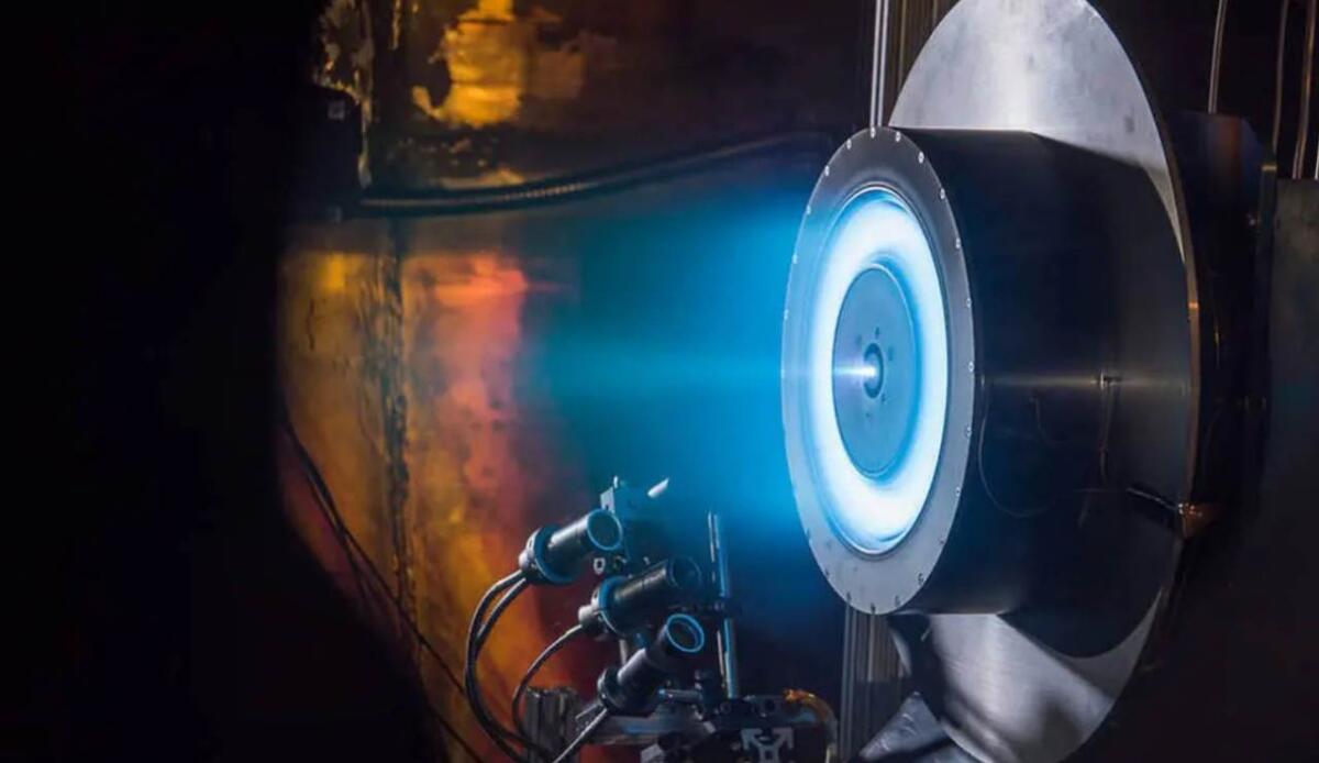 AI predice le prestazioni dei propulsori ionici Hall: precisione sotto il 10% di errore - Propulsore Hall (NASA foto) - www.aerospacecue.it