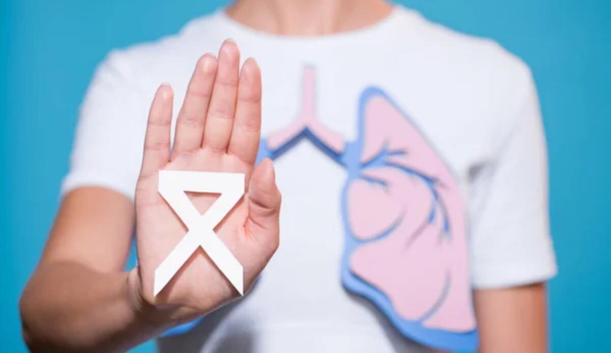 Cancro ai polmoni: una minaccia anche per chi non fuma - Fiocco bianco cancro ai polmoni (Depositphotos foto) - www.biomedicalcue.it