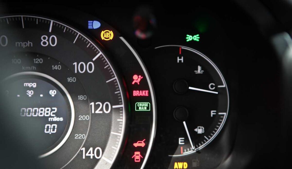 Beep, un semplice promemoria riduce gli incidenti con le auto semi-automatiche - Spie accese del cruscotto di un'auto (Canva foto) - www.vehiclecue.it