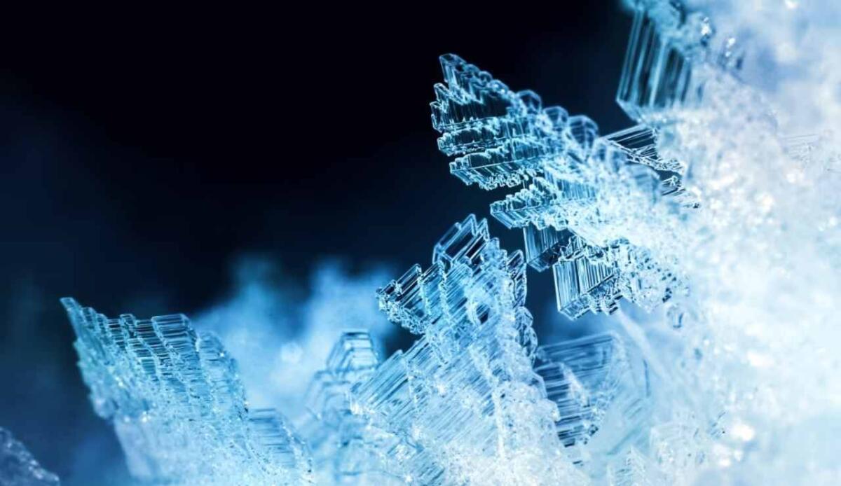 Gocce d'acqua, uno studio da 26 milioni di dollari svela i meccanismi del congelamento - Congelamento dell'acqua (Shutterstock foto) - www.sciencecue.it