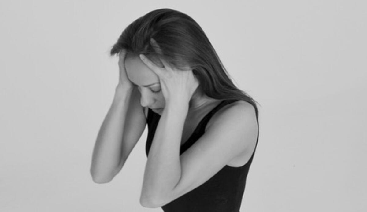 Cervello: un evento inaspettato può alterare la percezione del dolore - Illustrazione di una ragazza con dolori alla testa (Pixabay FOTO) - www.biomedicalcue.it