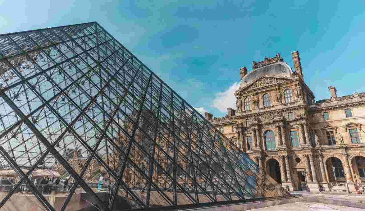 Da fortezza medievale a museo iconico: l’evoluzione del Louvre - Piramide del Museo del Louvre (Canva foto) - www.buildingcue.it