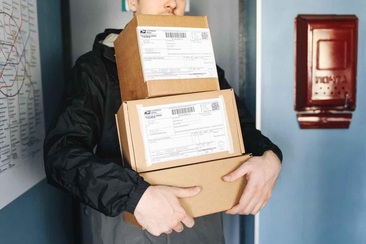 Amazon, i pacchi non consegnati ora vengono venduti in base al peso - Adesso, i vecchi pacchi di Amazon vengono venduti al peso (Pixabay) - managementcue.it