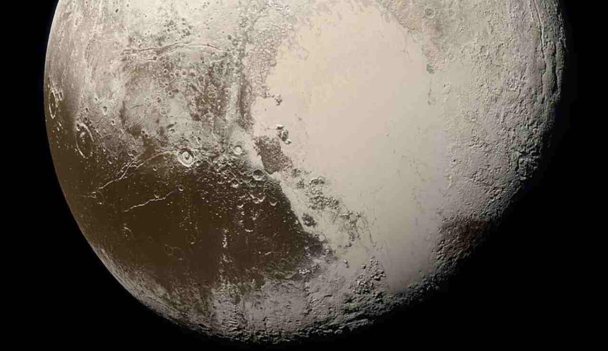 La formazione di Plutone e Caronte potrebbe essere parallela a quella del sistema Terra-Luna. - Illustrazione di Plutone (Wikipedia NASA FOTO) - www.aerospacecue.it