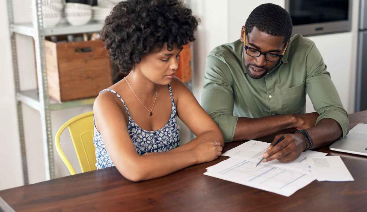 Cassazione: i soldi di un conto cointestato non sono sempre divisi a metà - Come si gestisce un conto cointestato (canva.com) - www.financecue.it
