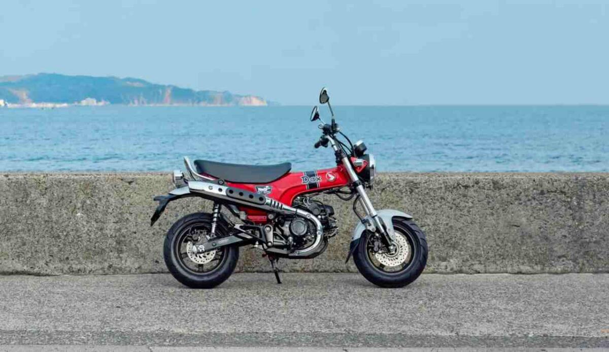 Piccole ma leggendarie: le fun-bike Honda si rinnovano per il 2025 - Illustrazione dell'Honda ST125 Dax (Honda.it FOTO) - www.vehiclecue.it