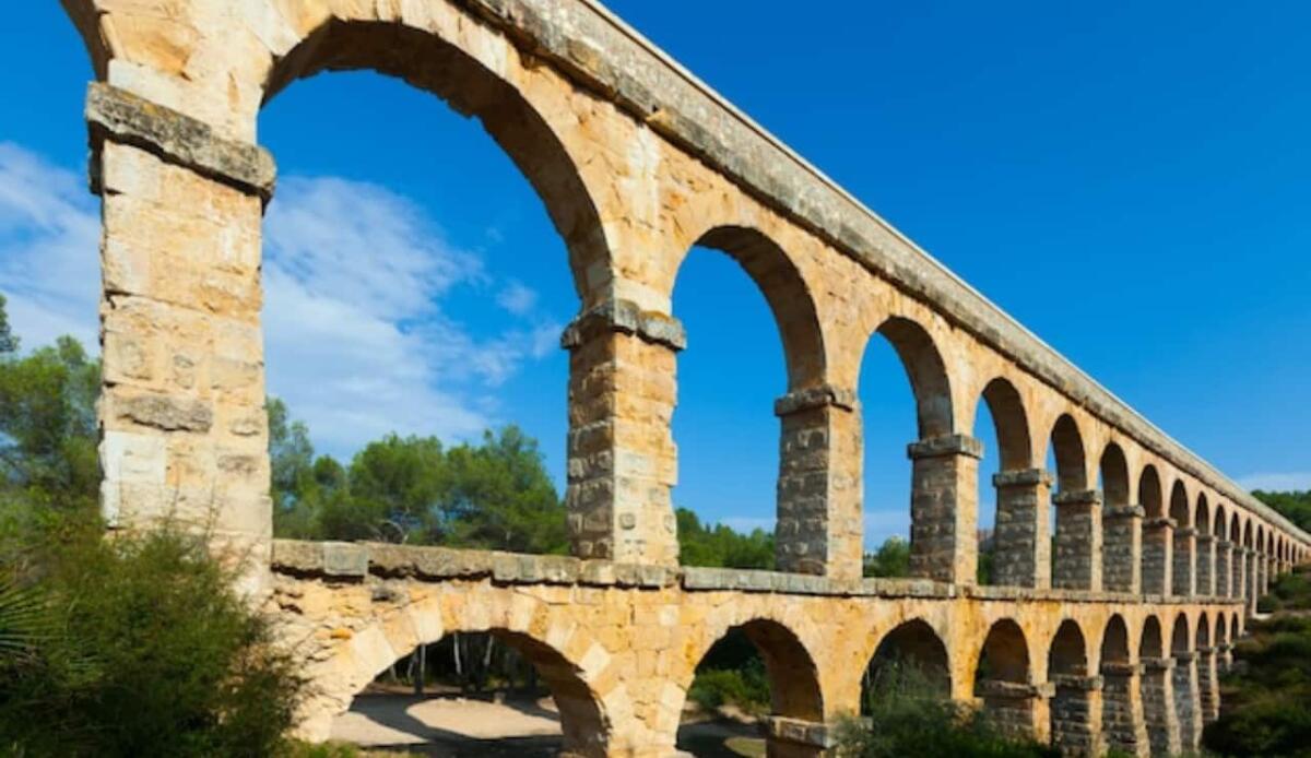 L'ingegno degli antichi romani: la storia e il funzionamento degli acquedotti - L'ingegno degli antichi romani è visibile ovunque (Freepik Foto) - www.buildingcue.it