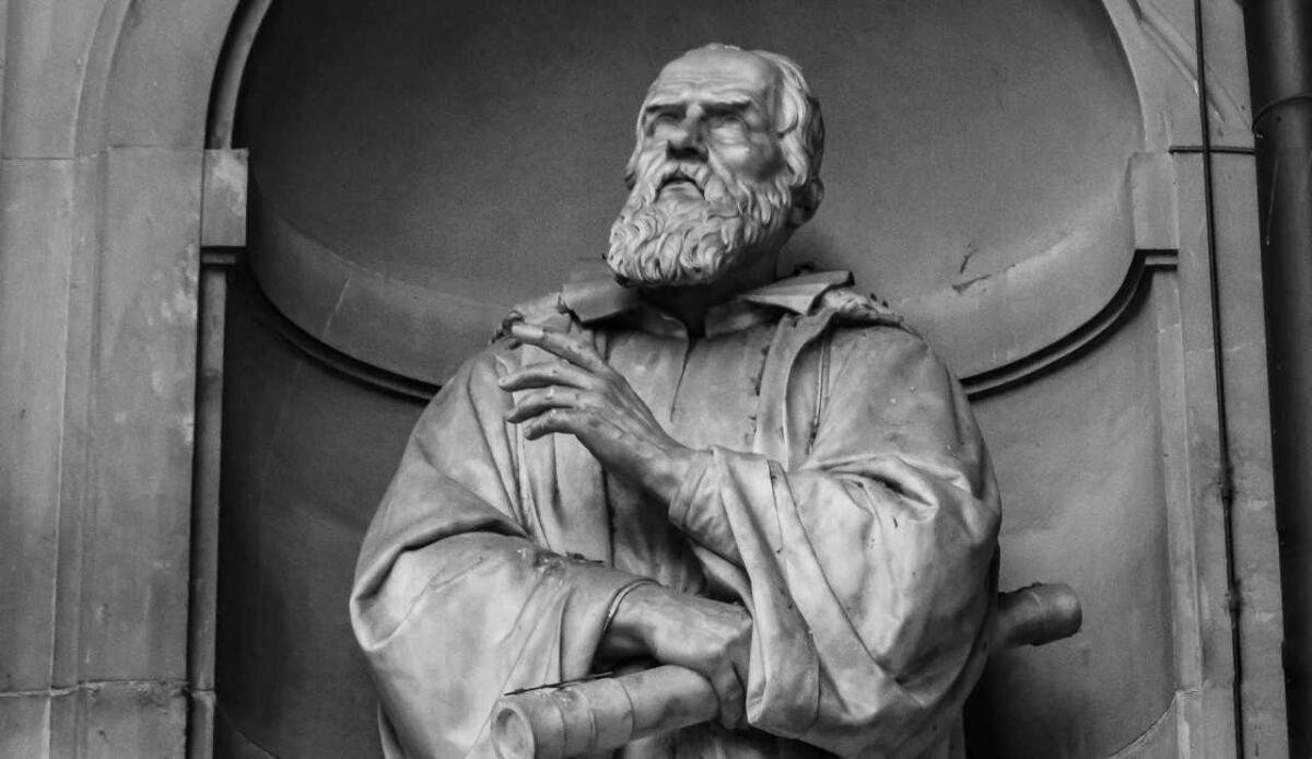 Galileo Galilei, 461 anni fa nasceva il genio che ha rivoluzionato la scienza - Illustrazione di una statua di Galileo galilei (Pexels FOTO) - www.aerospacecue.it