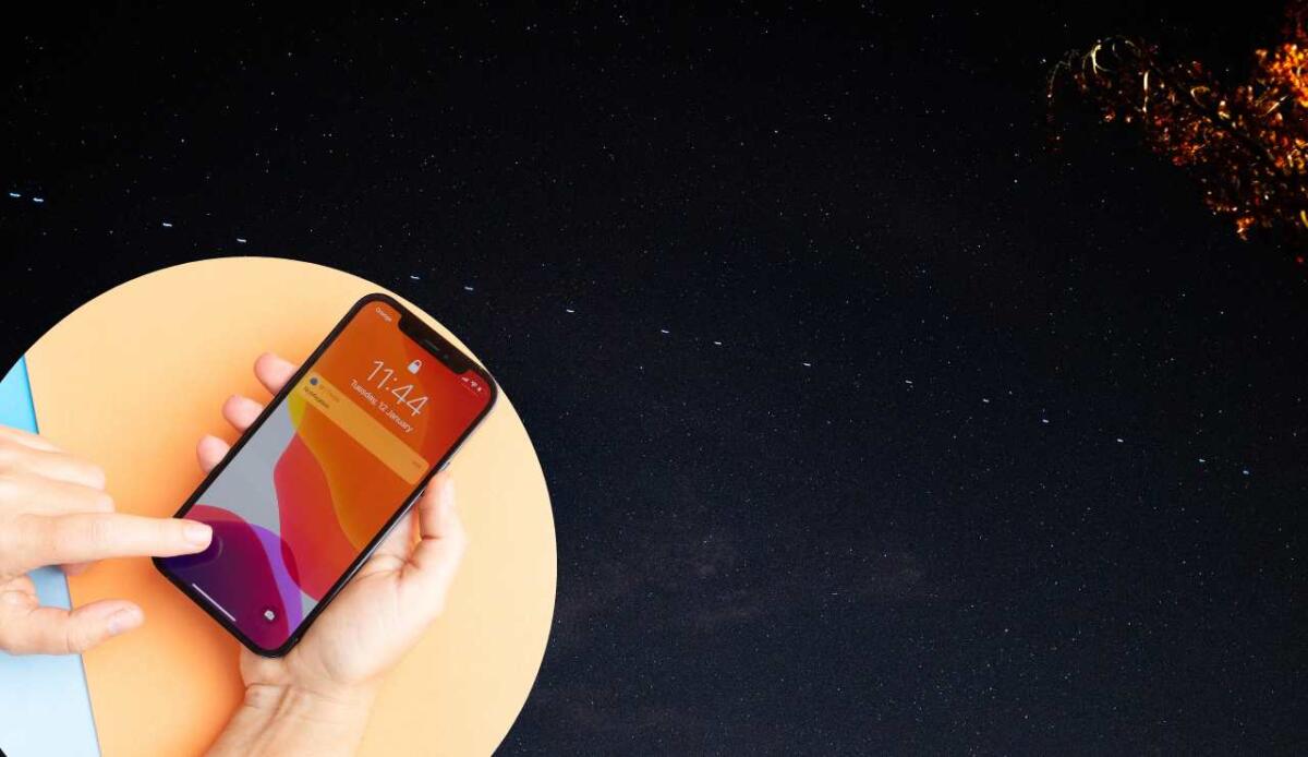 Addio zone senza segnale: gli iPhone ora si connettono ai satelliti Starlink - Satelliti Starlink e iPhone (Canva Foto) - www.financecue.it