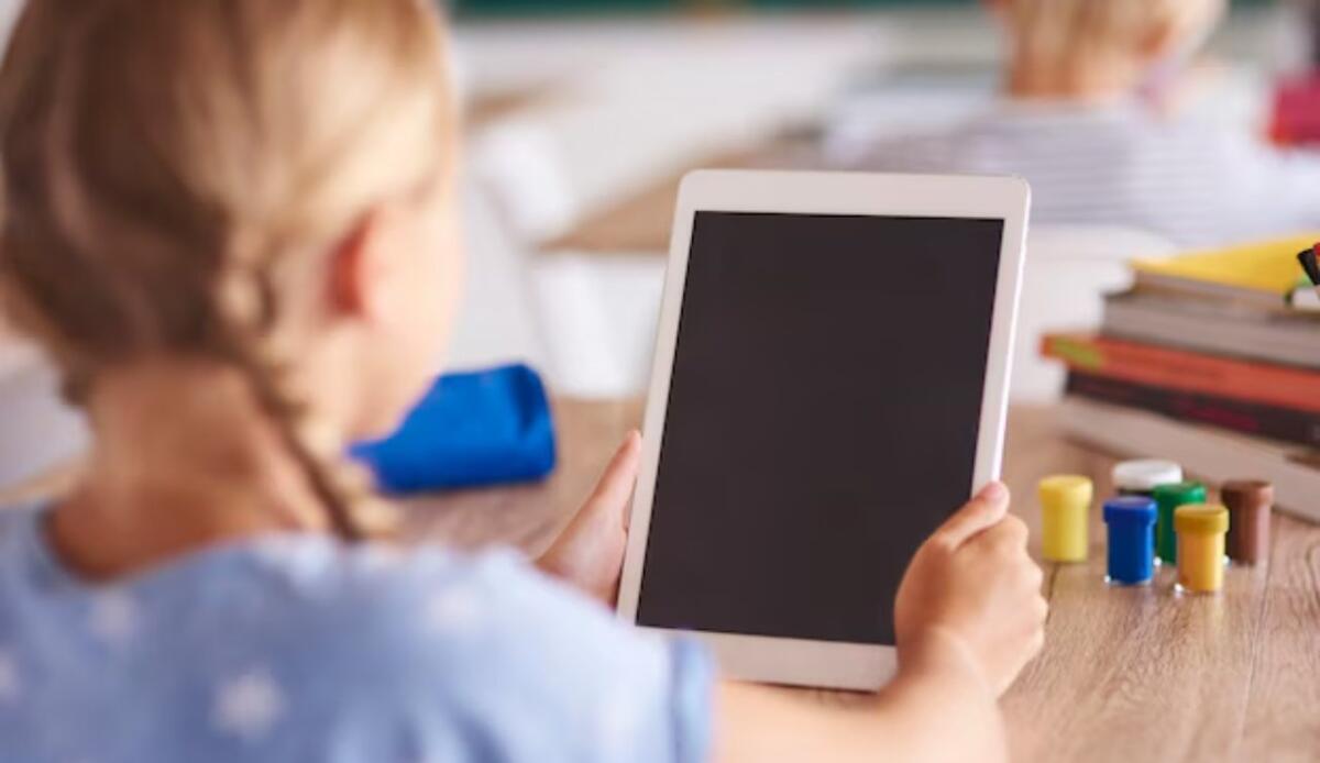 Bambini, sanno usare i tablet ma faticano con le attività manuali - Bambina di fronte ad un tablet (Freepik foto) - www.biomedicalcue.it