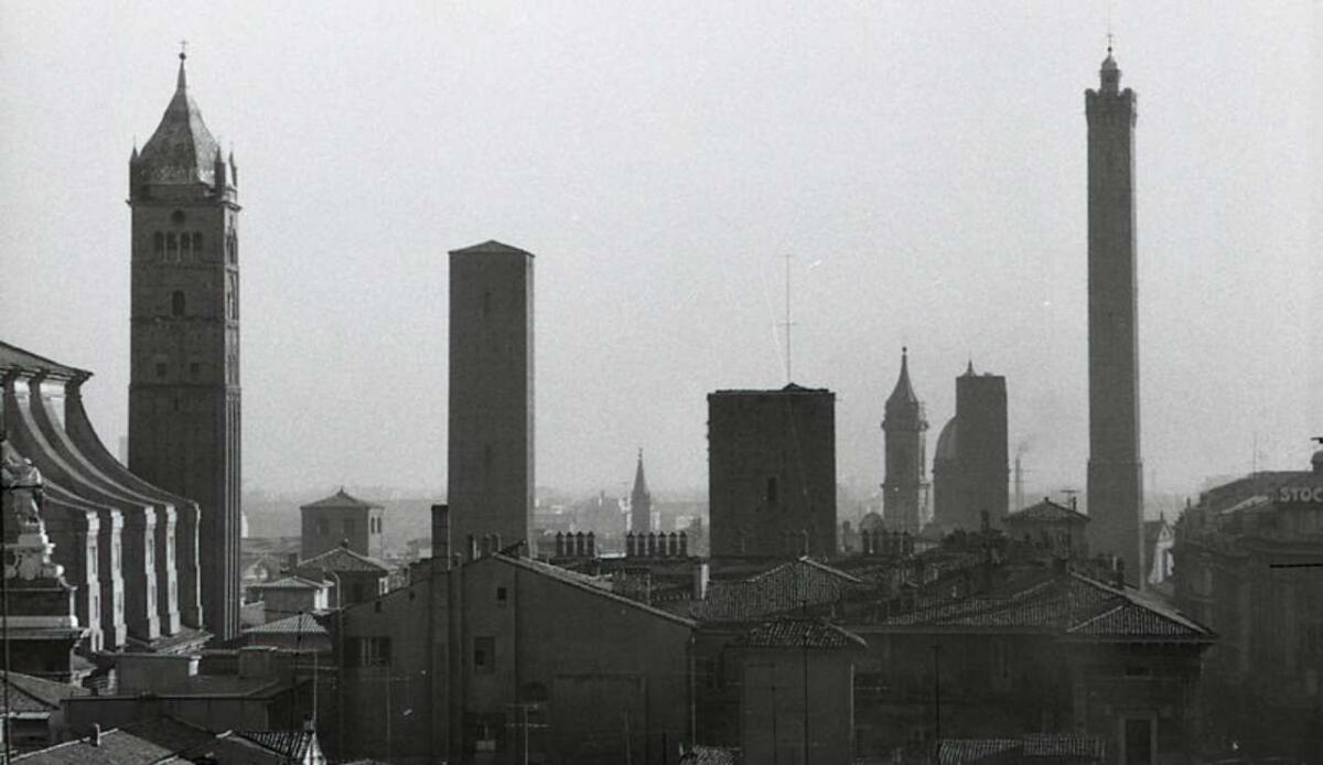 Bologna è stata la "New York del Medioevo", le sue torri dominavano la città - Illustrazione di alcune torri di Bologna (Wikipedia Fondo Paolo Monti FOTO) -www.buildingcue.it