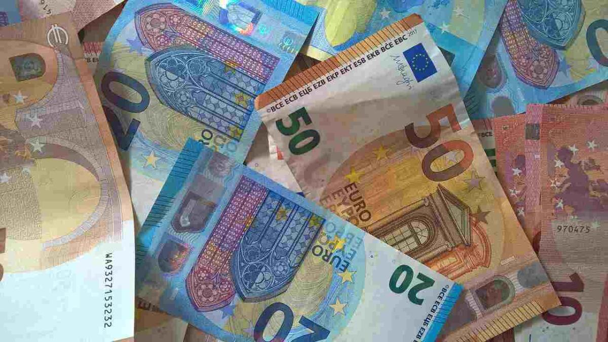 Figli esclusi dal testamento: ecco la verità che nessuno ti ha detto | La Legge parla chiarissimo - Banconote in euro in eredità (Pixabay Foto) - www.financecue.it