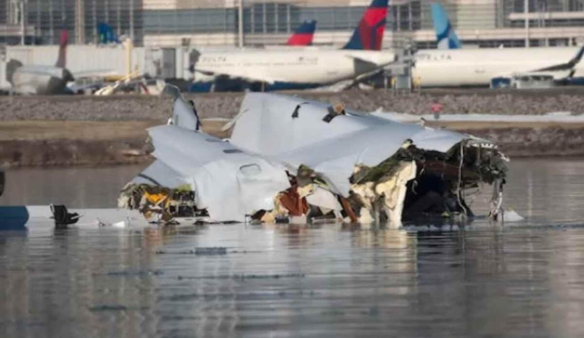 Collisione mortale a Washington: l’eccessiva congestione aerea sotto accusa - I resti del tragico schianto (Eyewitness news ABC7NY - youtube screenshot) - www.aerospacecue.it