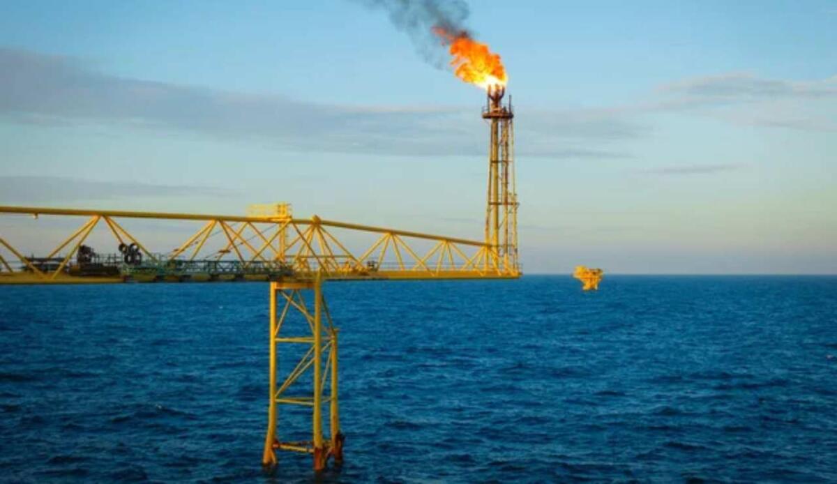 Metano, le acque costiere emettono più gas serra di quanto pensiamo - Illustrazione di una piattaforma metanifera (Depositphotos FOTO) - www.energycue.it