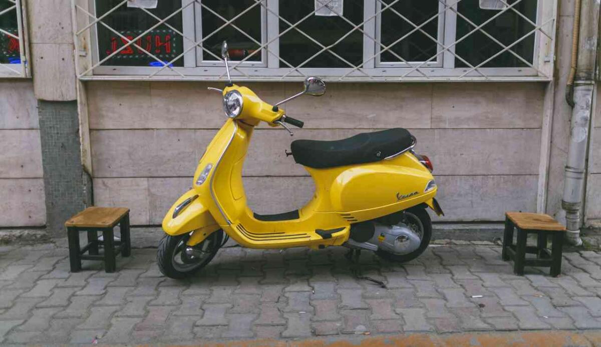 La Vespa elettrica fai-da-te: ecco il kit che la trasforma in meno di mezza giornata - Vespa, ecco come funziona il kit che la rende elettrica (DepositPhotos) - VehicleCUE