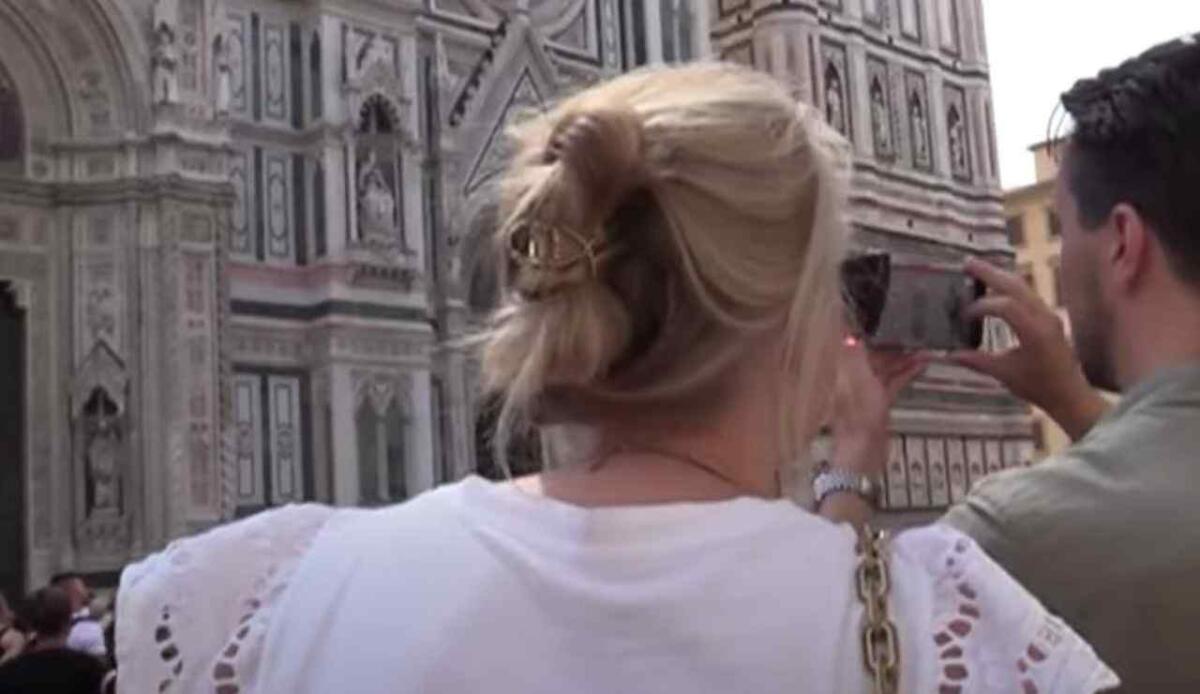 Che cos'è l'overtourism e quali danni comporta - Troppi turisti a Firenze (screenshot La7/YouTube) - www.managementcue.it